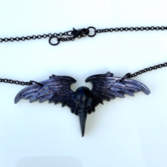 Black & metallic blue resin skull crow necklace - Picture 5 of 6